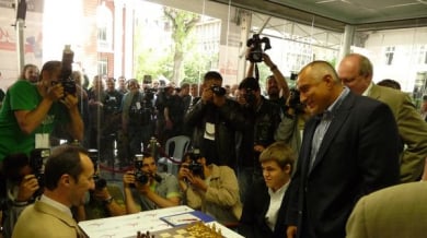 Бойко Борисов играе първия ход на Световното по шахмат