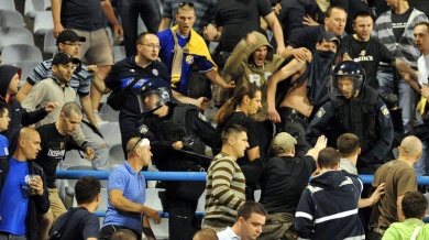 15 ранени полицаи след масов бой между фенове в Хърватия