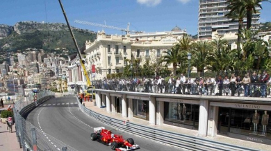 Алонсо гази и във втората сесия по улиците на Монте Карло