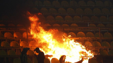 Фенове на Фенербахче подпалиха стадиона (СНИМКИ)