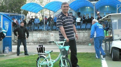 Кметът на Каварна с подарък за Гочето: Ето ти колело да влезеш в “А” група