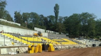 Впрегнаха техниката от мините на стадиона в Перник