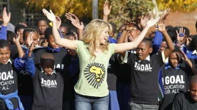 Шакира танцува с ученици в Совето