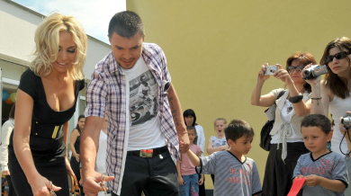 Божинов и Алисия направиха дарение на детска градина