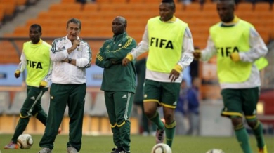 Мфела води атаката на ЮАР срещу Мексико