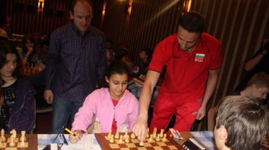Теди Салпаров игра шах с деца