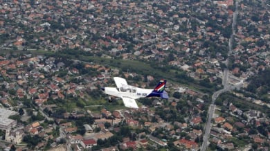 Самолет с фенове в ЮАР кацна аварийно на магистрала