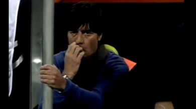 Вижте как треньорът на Германия си яде сополите на мача с Англия (видео)