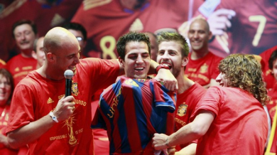 Играчи на Барселона облякоха Фабрегас с фланелка на отбора (ВИДЕО)