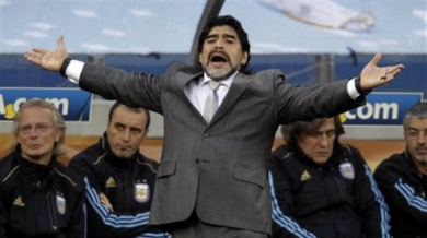Предлагат нов 4-годишен договор на Марадона в Аржентина