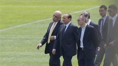 Милан започна подготовка, освиркват Берлускони