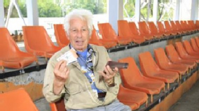 85-годишен пръв зае мястото си на стадиона в Ловеч 