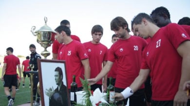 Емил Наков, футболисти и фенове почетоха паметта на Георги Илиев