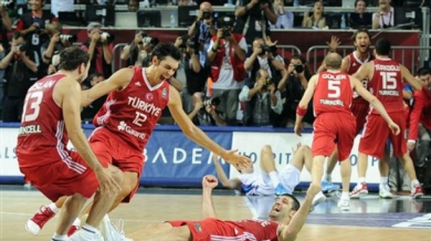 Турция на финал срещу САЩ след драма със Сърбия