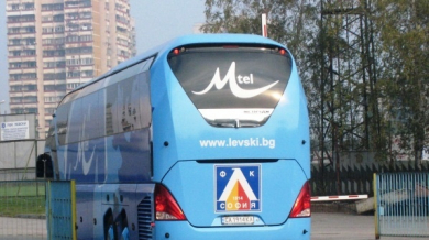 Левски заряза автобуса, лети до Варна