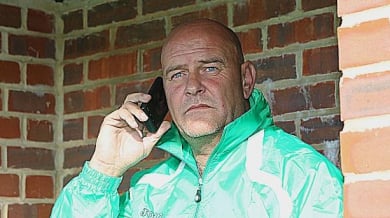 Треньор в Англия уволнен по телефона по време на мач