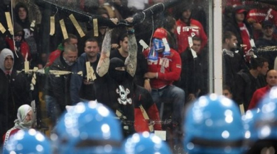 Сръбски хулигани прекратиха мача в Италия, раниха своя вратар - ВИДЕО