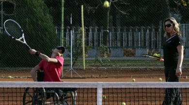 19-годишна в инвалидна количка играе тенис (ВИДЕО)