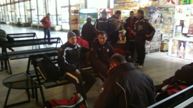 Играчите на ЦСКА чакат половин час на Централна гара