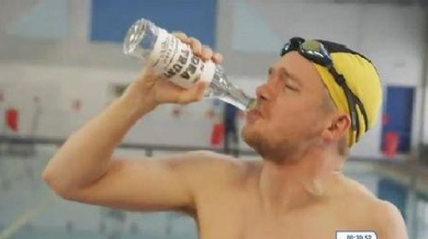 Естонци основаха ново състезание, плуване след шише водка – ВИДЕО