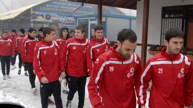 Факли осветиха първата тренировка на ЦСКА в мъглата