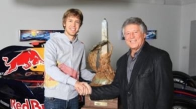 Марио Андрети връчи трофей на Фетел
