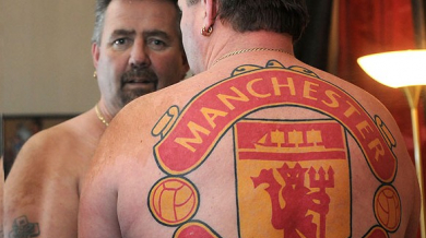 Шофьор на камион татуира емблемата на Юнайтед на целия си гръб