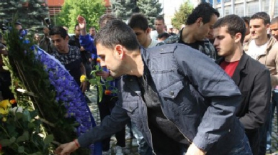 Левскарите поднасят цветя на паметника на Васил Левски 