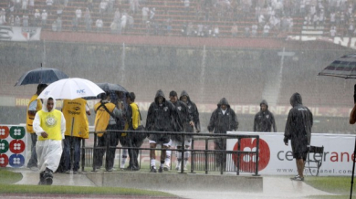Шоу в Бразилия, фенове плуват на наводнен стадион – ВИДЕО