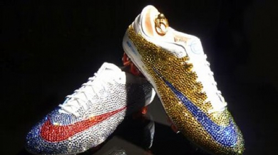 Футболист си поръча обувки с 5000 кристала