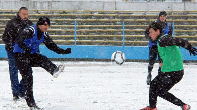 Локо (Пловдив) тренира под снега на стадион “Марица” - СНИМКИ