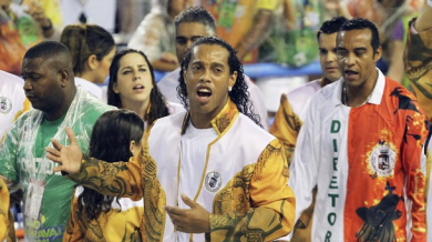 Роналдиньо пробвал да омае Мис Мондиал на карнавала в Рио