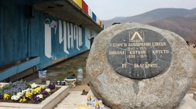 Фенове на “Левски” почистиха паметника на Гунди и Котков - СНИМКИ