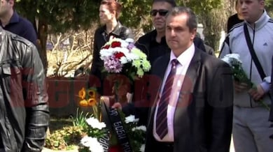Венец от Боби Михайлов на погребението на убития Танев