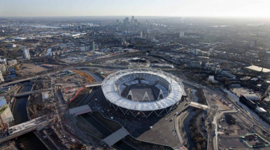 Сложиха последното парче трева на Олимпийския стадион в Лондон 