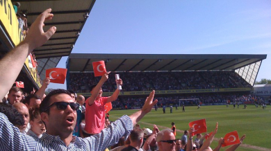 Милуол наказа фенове, размахвали турски знамена