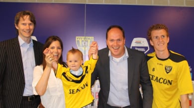 Холандски тим подписа 10-годишен договор с бебе - ВИДЕО