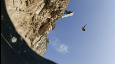 Българин скочи от 27-метрова скала в Атина