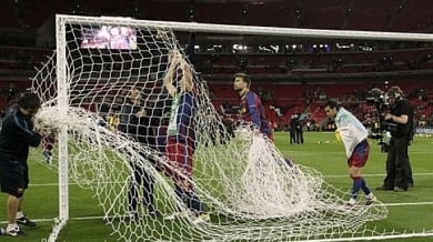 Играчите на Барселона отрязаха мрежата на вратата на “Уембли”