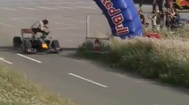 Вижте как луд фен скочи върху болид от Формула 1 (ВИДЕО)