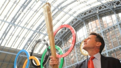 Представиха олимпийския факел за Лондон 2012