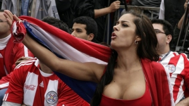 Мис Мондиал се съблича на стадиона при титла на Парагвай