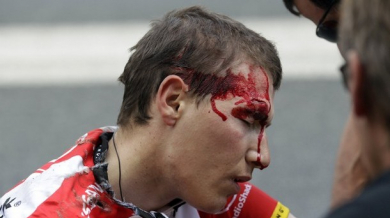 Колоездач в болница след падане на Тур дьо Франс