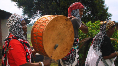Ганайски шамани преглеждат Есиен
