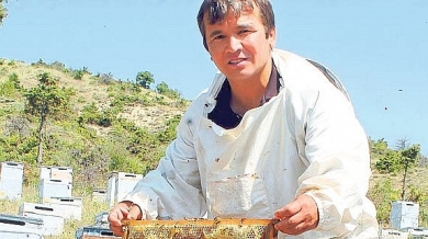 Легендарният Наим Сюлейманоглу се скри на село, стана пчелар