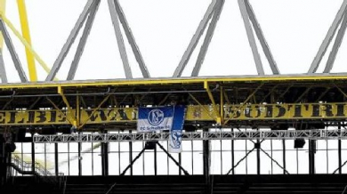 Знамена на Шалке 04 на стадиона на Борусия (Дортмунд)
