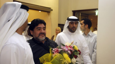 Марадона пристигна в ОАЕ и почва работа