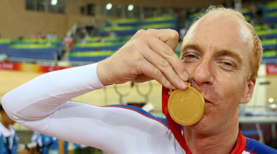 Параолимпийски шампион с опасност за живота след катастрофа