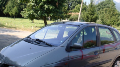 Вандали нашариха с червена боя колата на Илия Вълов