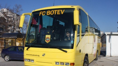 Петър Хубчев тръгна с 18 играчи към Сливен